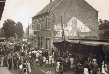 Is.55.c1 OLS Meijel, rechts hotel Ketels, daarnaast en links op parkeerplaats van hotel Oranje tenten voor dans en drank