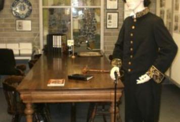 Jan Truijen aan zijn tafel uit 1895