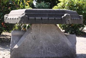 Uit de verwoeste kerk