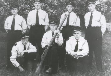 Is.54.1a OLS 1954 op 4 juli OLS wonnen, vlnr Sjeng van Deursen, Jan Puts, Willem Snijders, buksmeester André Philips, Grad van Lier, Tjeu van Deursen en Sjra van Heugten